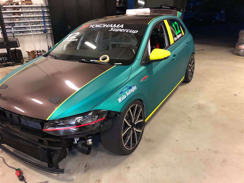 Kim Villebæk er stadig ved at finpudse de sidste detaljer hjemme på værkstedet, og er meget spændt på hvordan at den helt nye VW Polo AW GTI kommer til at køre på banen.
(Foto: Villebæk Racing)